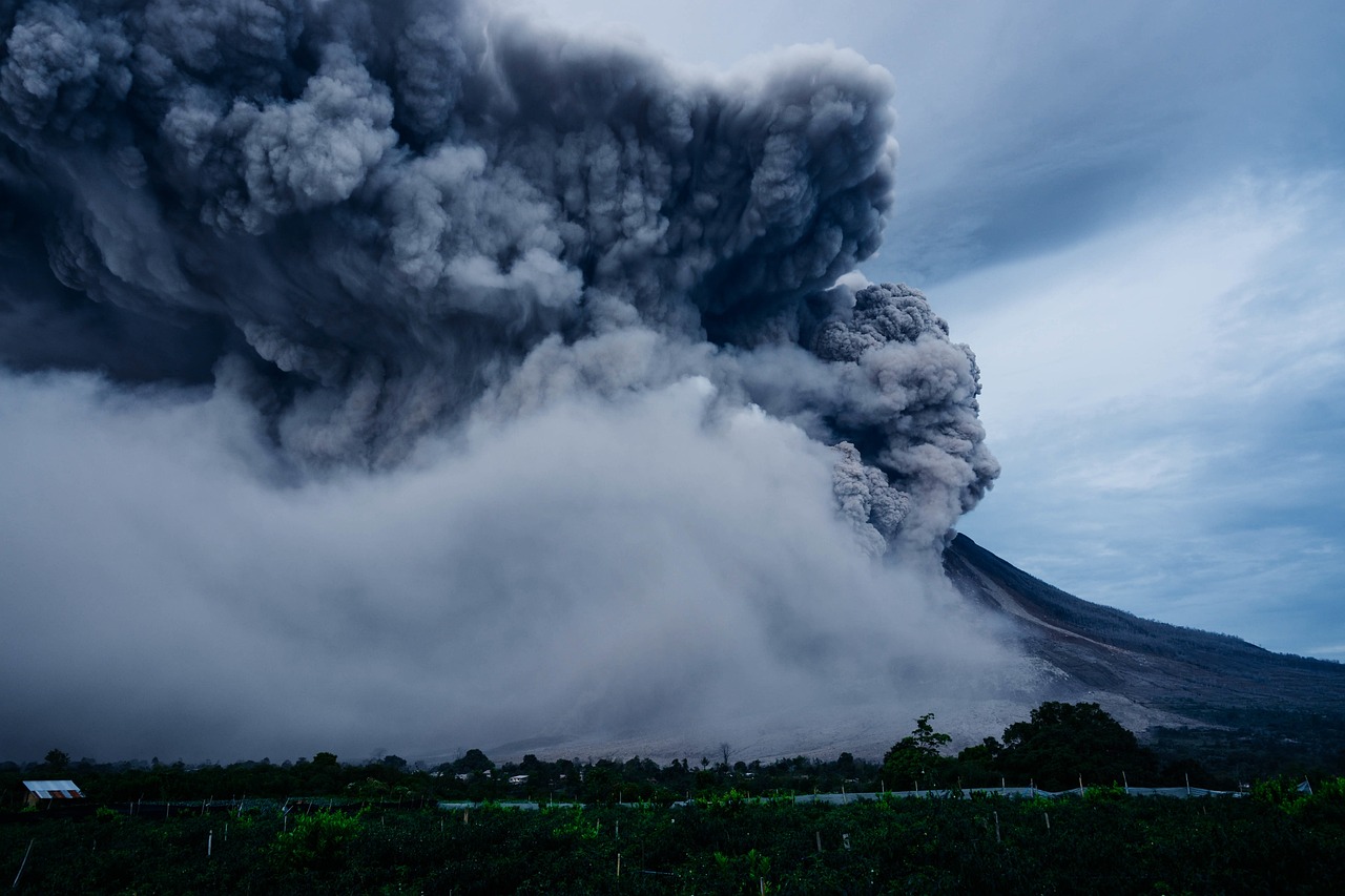 富士山火山喷发最新动态，影响与应对策略